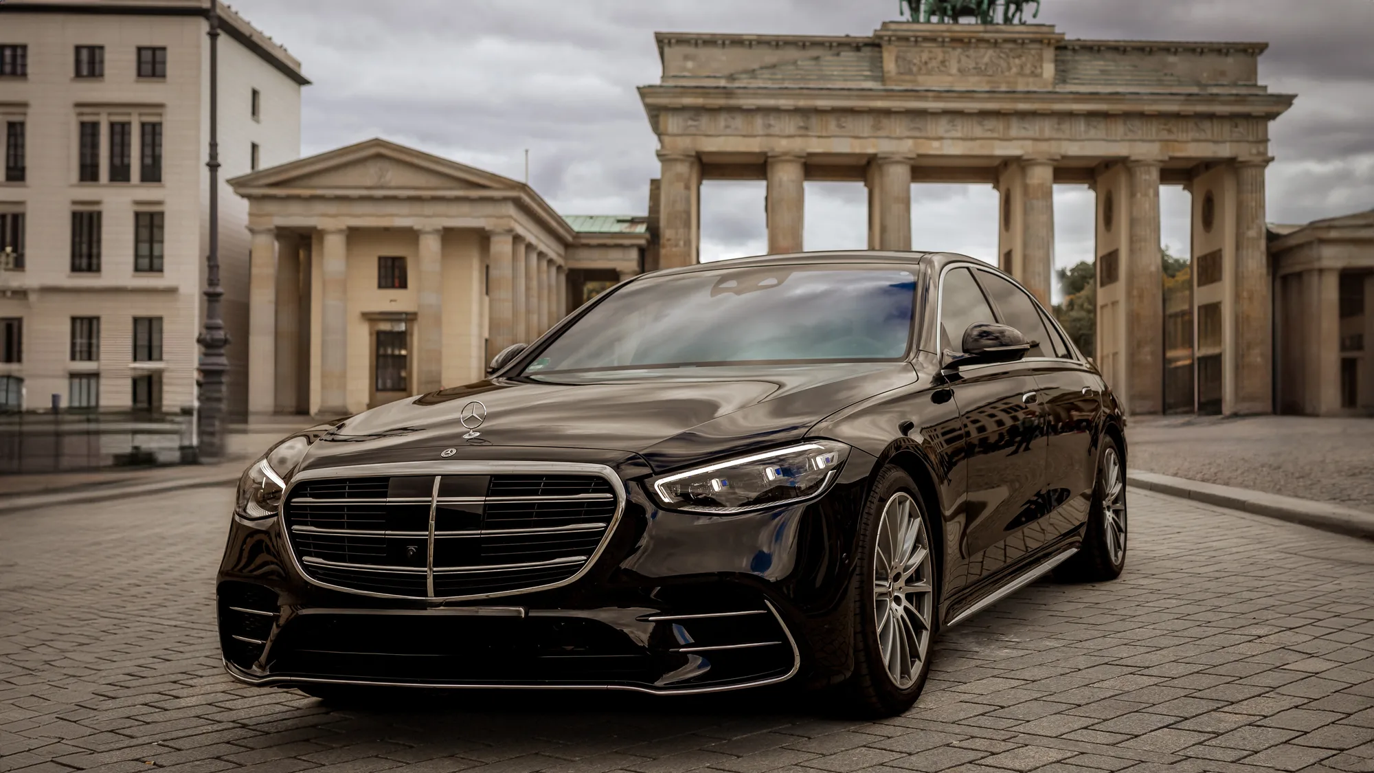 Schwarze Mercedes S-Klasse vor klassischer Berliner Architektur